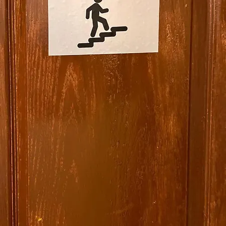 诺拉旅馆 *